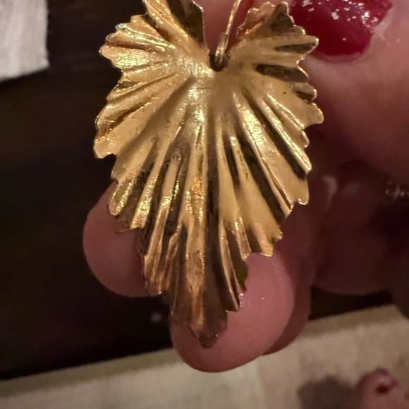 Vintage 1970s Gold Tone Leaf Earrings - Picture 3 of 4